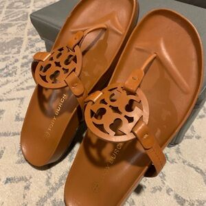 Tory Burch Miller Cloud Leather Logo Thong Sandals in Cognac